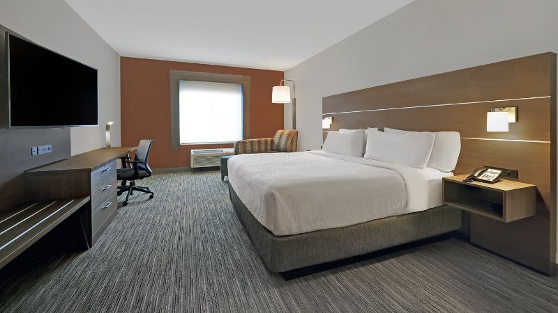 Holiday Inn Express & Suites Newport, an IHG Hotel, room with private jacuzzi, photo 3