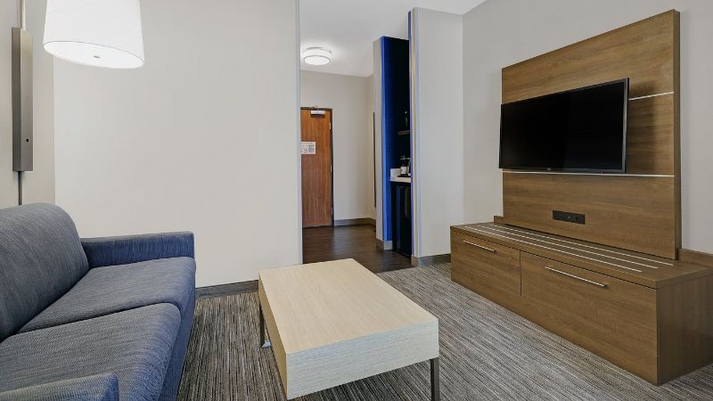 Holiday Inn Express & Suites Newport, an IHG Hotel, room with private jacuzzi, photo 4