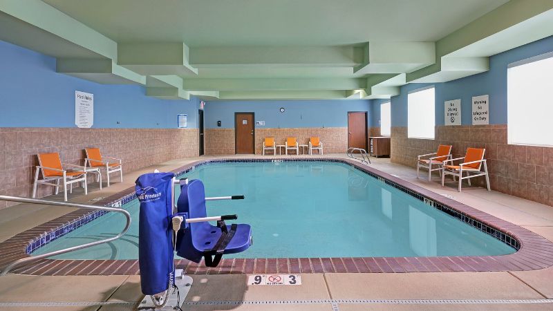 Holiday Inn Express & Suites Newport, an IHG Hotel, room with private jacuzzi, photo 6