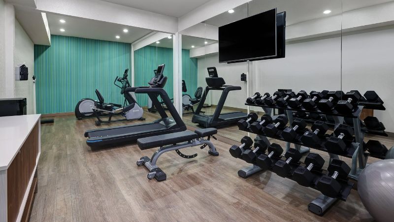 Holiday Inn Express & Suites Newport, an IHG Hotel, room with private jacuzzi, photo 7