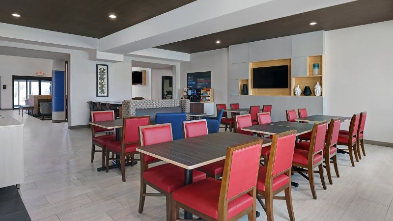 Holiday Inn Express & Suites Newport, an IHG Hotel, room with private jacuzzi, photo 8
