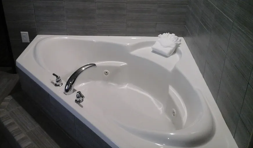 Holiday Inn Express & Suites Oklahoma City Southeast – I-35, room with private jacuzzi, photo 2