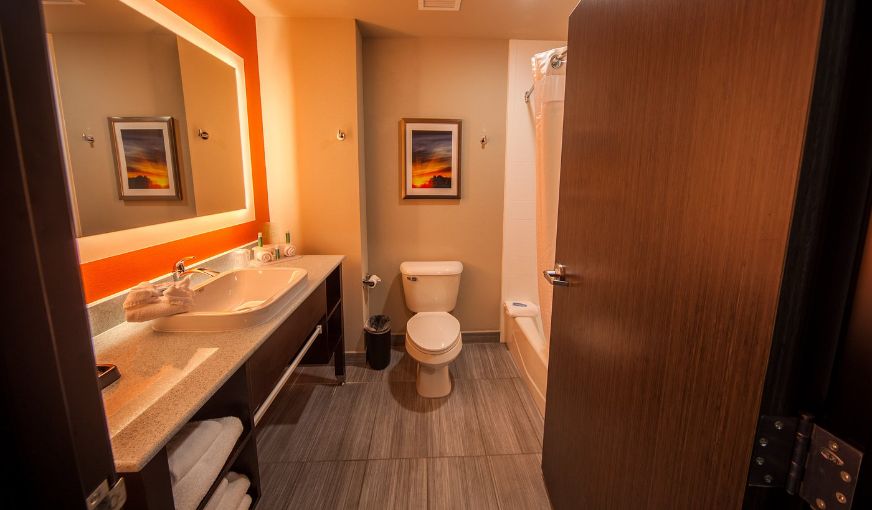 Holiday Inn Express & Suites Oklahoma City Southeast – I-35, room with private jacuzzi, photo 4
