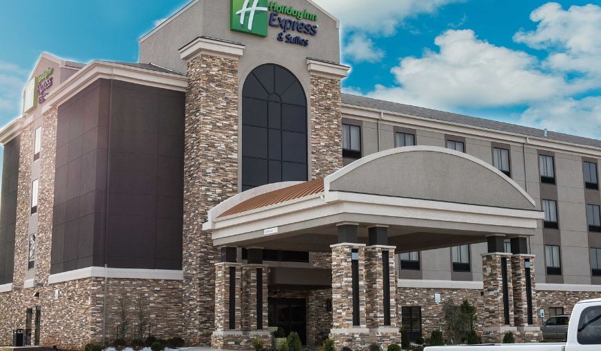 Holiday Inn Express & Suites Oklahoma City Southeast – I-35, room with private jacuzzi, photo 6
