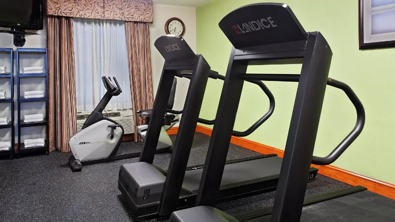 Holiday Inn Express & Suites Richmond-Brandermill-Hull St., an IHG Hotel, room with private jacuzzi, photo 6