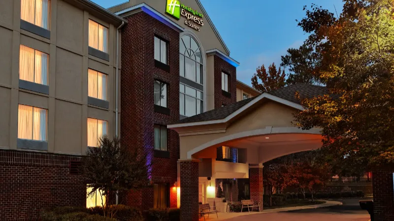 Holiday Inn Express & Suites Richmond-Brandermill-Hull St., an IHG Hotel, room with private jacuzzi, photo 7