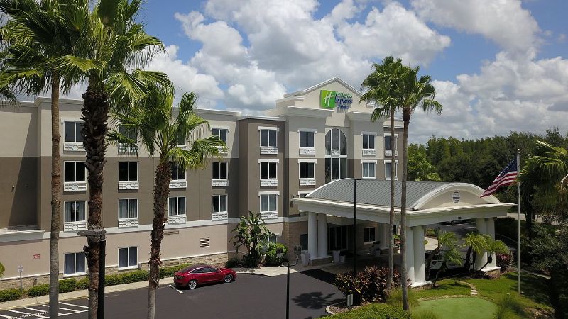 Holiday Inn Express & Suites Tampa-I-75, room with private jacuzzi, photo 6
