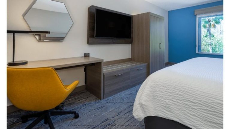 Holiday Inn Express & Suites Tampa-I-75