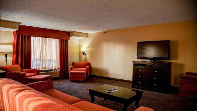 Holiday Inn Express & Suites Tyler South, an IHG Hotel