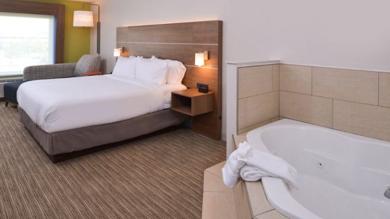 Holiday Inn Express & Suites – Omaha – 120th and Maple, an IHG Hotel
