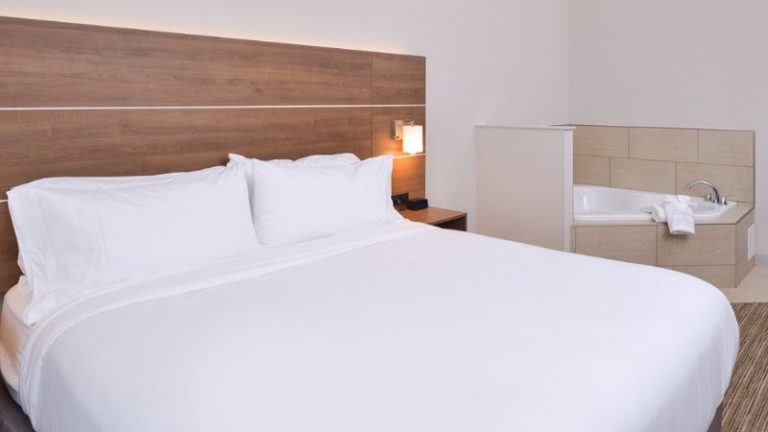 Holiday Inn Express & Suites – Omaha – 120th and Maple, an IHG Hotel