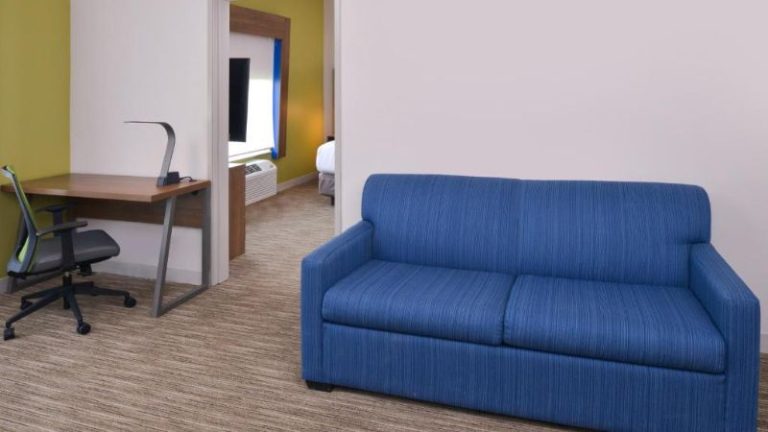 Holiday Inn Express & Suites – Omaha – 120th and Maple, an IHG Hotel