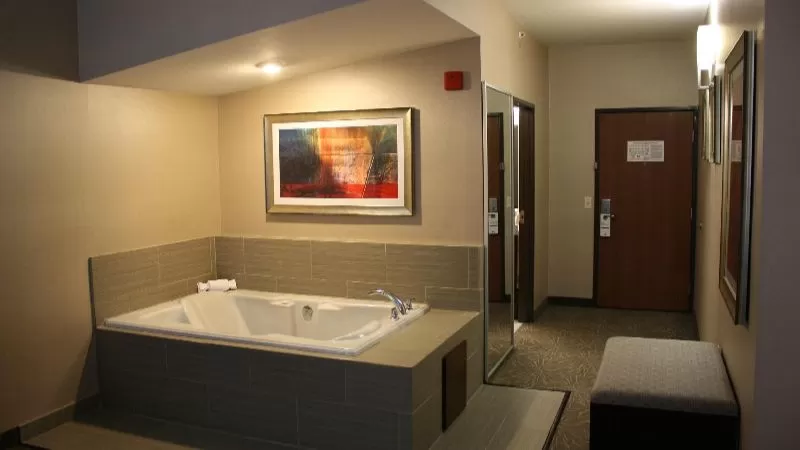 Holiday Inn Express Toledo North1 - jacuzzi hotel room