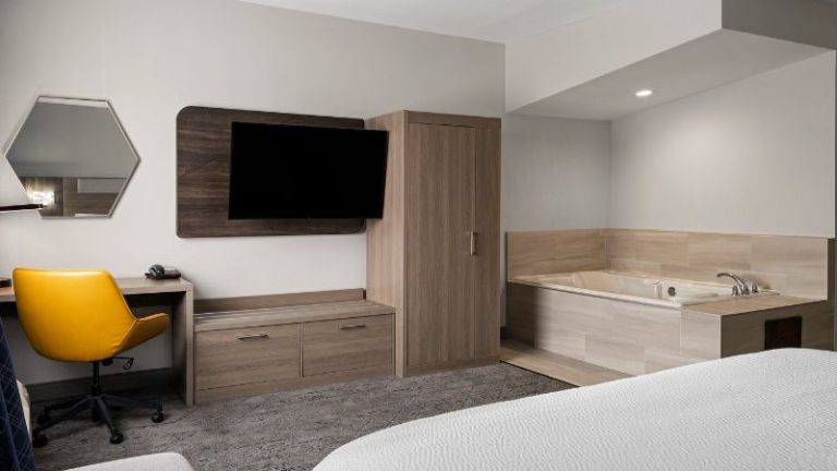 Holiday Inn Express Toledo North, an IHG Hotel