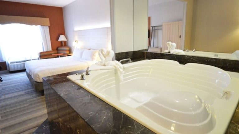 Holiday Inn Express Toledo-Oregon