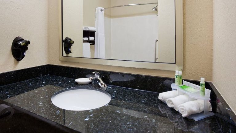 Holiday Inn Express & Suites Aberdeen