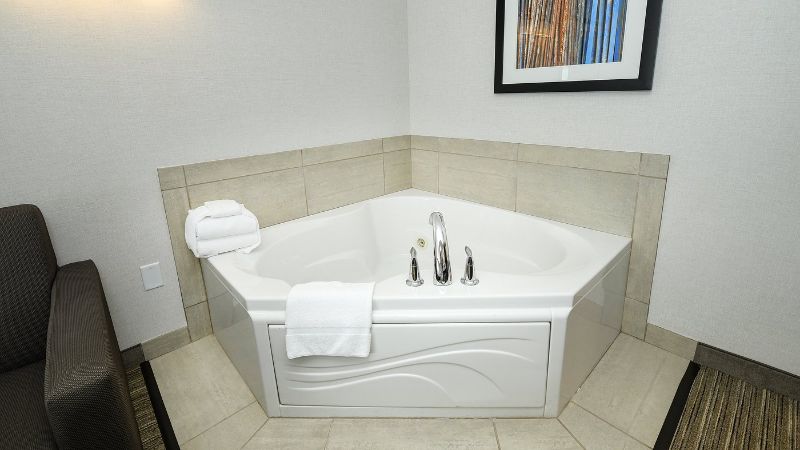 Holiday Inn Express & Suites Grand Forks, an IHG Hotel, room with private jacuzzi, photo 3
