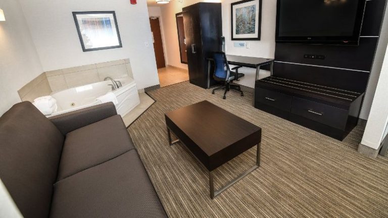 Holiday Inn Express & Suites Grand Forks, an IHG Hotel