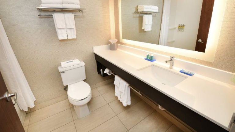 Holiday Inn Express & Suites Grand Forks, an IHG Hotel
