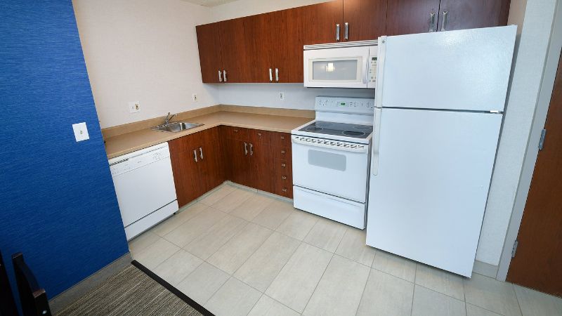 Holiday Inn Express & Suites Grand Forks, an IHG Hotel, room with private jacuzzi, photo 7