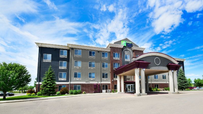 Holiday Inn Express & Suites Grand Forks, an IHG Hotel, room with private jacuzzi, photo 8