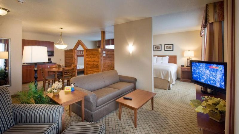Holiday Inn Purdue – Fort Wayne, an IHG Hotel, room with private jacuzzi, photo 4