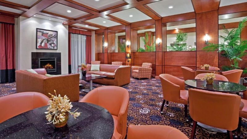Holiday Inn Purdue – Fort Wayne, an IHG Hotel, room with private jacuzzi, photo 8