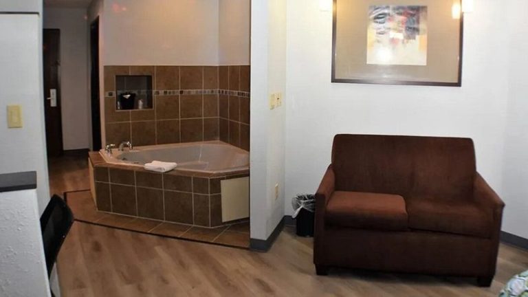 HomeTowne Studios & Suites Washington