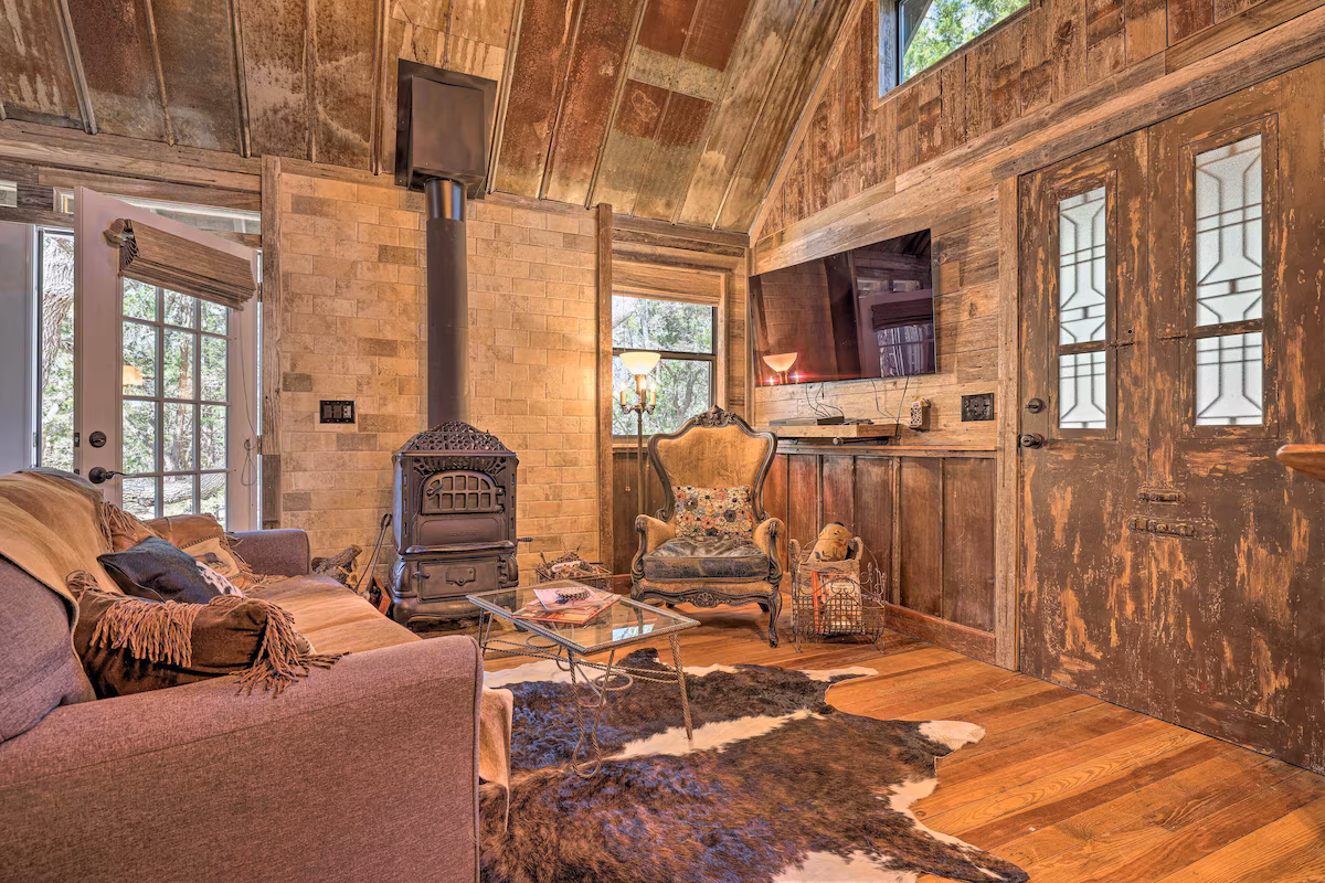 Horse Thief Inn Cabin Retreat, cabin with a private hot tub, photo 4