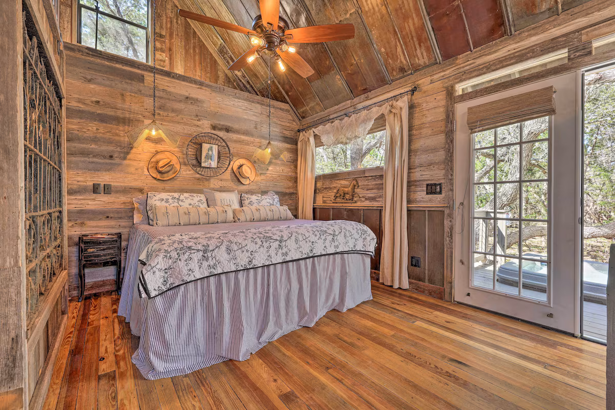 Horse Thief Inn Cabin Retreat, cabin with a private hot tub, photo 5