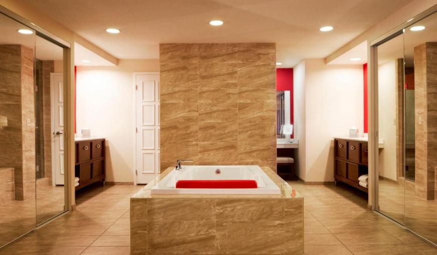 Horseshoe Las Vegas Hotel & Casino, room with private jacuzzi, photo 3