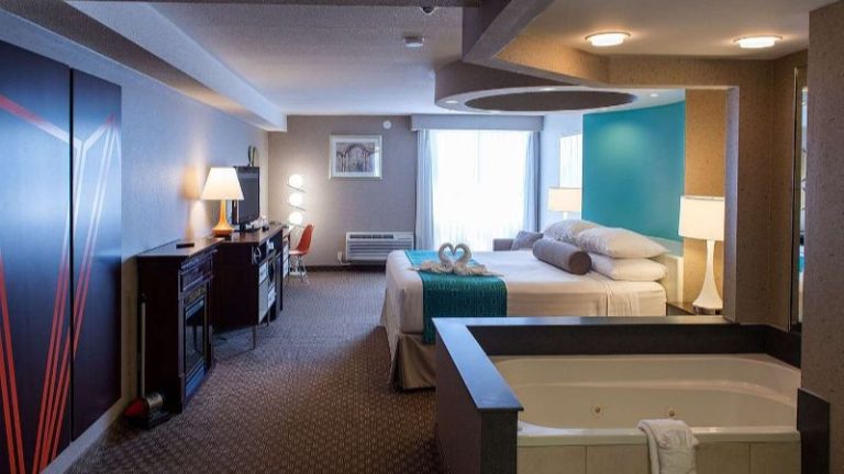 Howard Johnson Plaza Hotel by Wyndham by the Falls