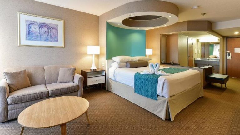 Howard Johnson Plaza Hotel by Wyndham by the Falls