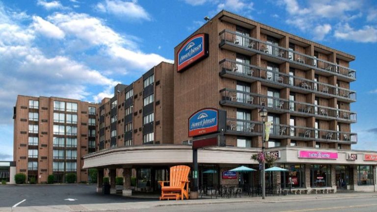 Howard Johnson Plaza Hotel by Wyndham by the Falls