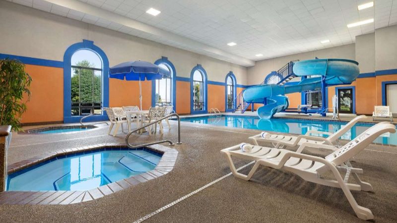 Howard Johnson by Wyndham Billings, room with private jacuzzi, photo 6