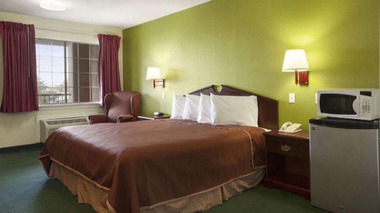 Howard Johnson by Wyndham Grand Prairie