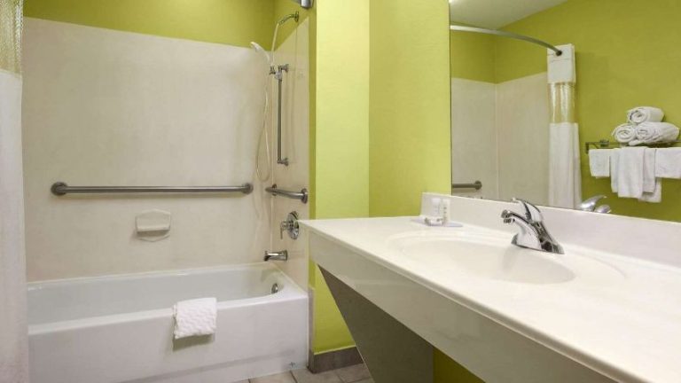 Howard Johnson by Wyndham Grand Prairie