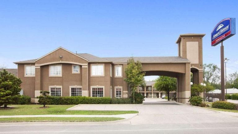 Howard Johnson by Wyndham Grand Prairie