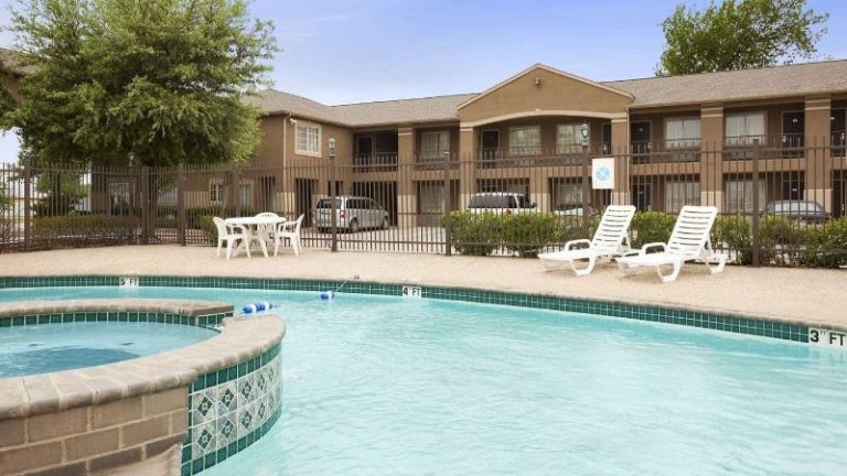 Howard Johnson by Wyndham Grand Prairie