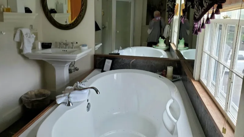 Inn at Perkins Cove 4 - jacuzzi hotel room
