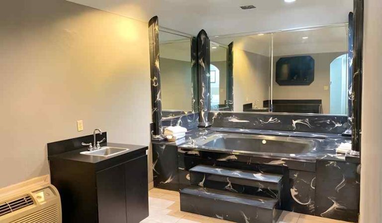 Island Suites Hobby Airport