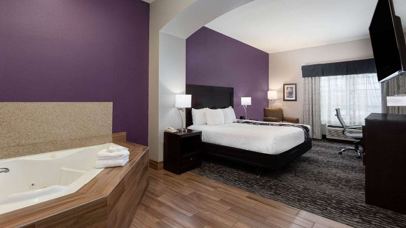 La Quinta Inn Suites by Wyndham Huntsville Airport Madison 1 - jacuzzi hotel room