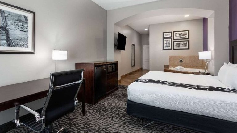 La Quinta Inn & Suites by Wyndham Huntsville Airport Madison