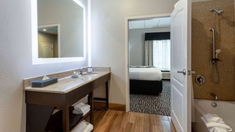 La Quinta Inn & Suites by Wyndham Huntsville Airport Madison