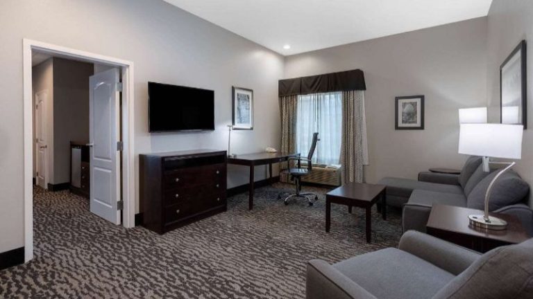 La Quinta Inn & Suites by Wyndham Huntsville Airport Madison
