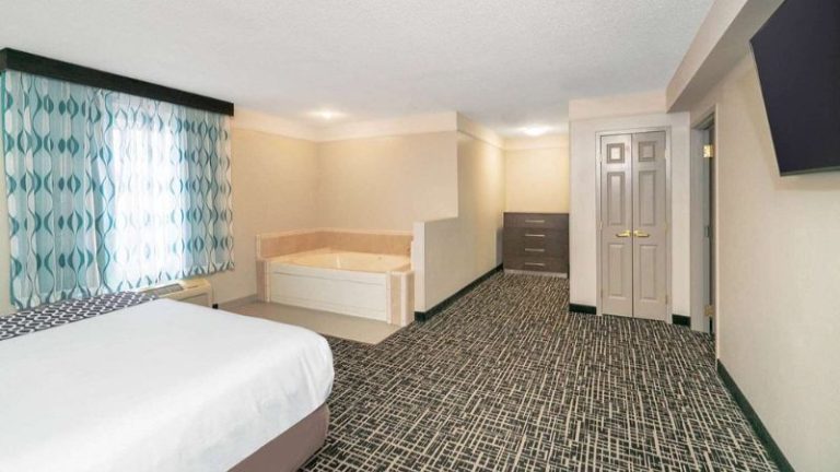 La Quinta Inn & Suites by Wyndham Latham Albany Airport