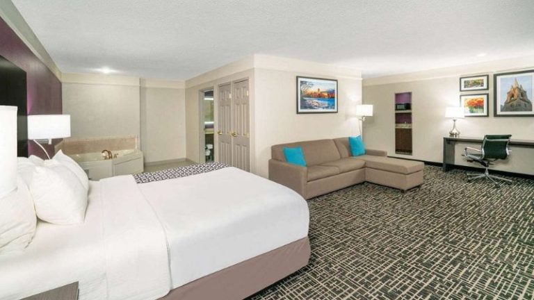 La Quinta Inn & Suites by Wyndham Latham Albany Airport