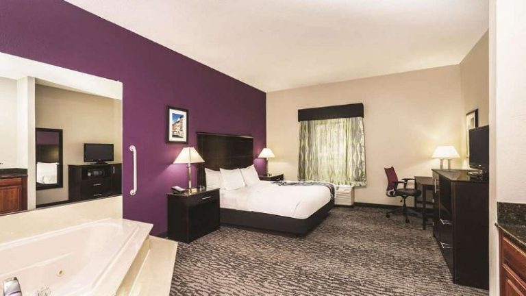 La Quinta Inn & Suites by Wyndham Louisville
