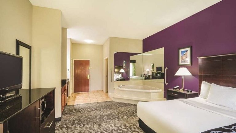 La Quinta Inn & Suites by Wyndham Louisville