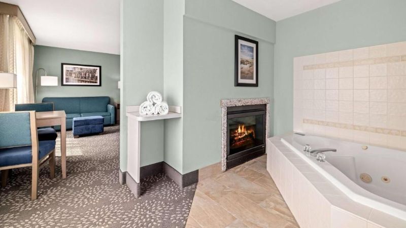 La Quinta Inn & Suites by Wyndham Newport, room with private jacuzzi, photo 1
